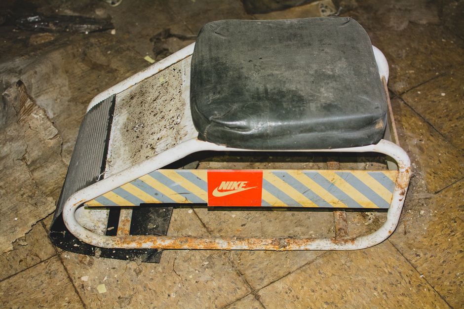 modern-notoriety-vintage-shoes-sneakers-digging-secret-undisclosed-rare-old-nike-air-adidas-reebok-fila-display_100