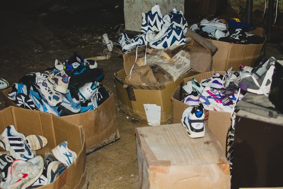 modern-notoriety-vintage-shoes-sneakers-digging-secret-undisclosed-rare-old-nike-air-adidas-reebok-fila-display_101