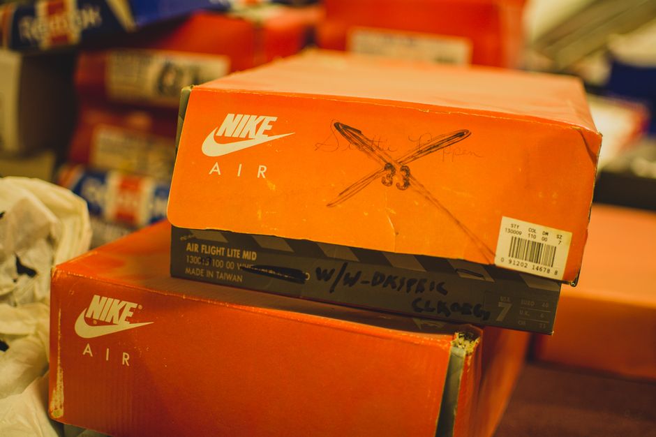 modern-notoriety-vintage-shoes-sneakers-digging-secret-undisclosed-rare-old-nike-air-adidas-reebok-fila-display_145