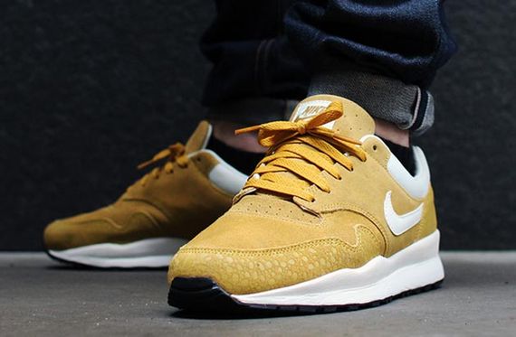 nike-air safari-monotone suede pack