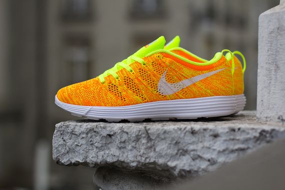 nike wmns-lunar flyknit trainer-total orange-volt_03
