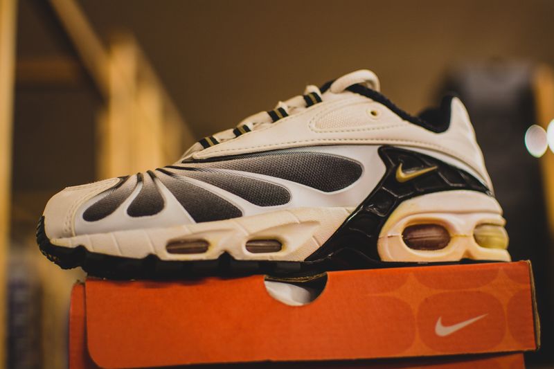 modern-notoriety-vintage-shoes-sneakers-digging-secret-undisclosed-rare-old-nike-air-adidas-reebok-fila-display_34