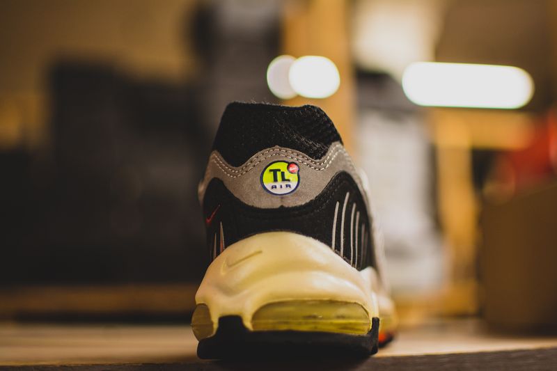 modern-notoriety-vintage-shoes-sneakers-digging-secret-undisclosed-rare-old-nike-air-adidas-reebok-fila-display_44