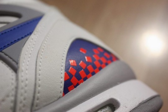Nike-Air-Tech-Challenge-II-White-Blue-Infrared-3-540x360