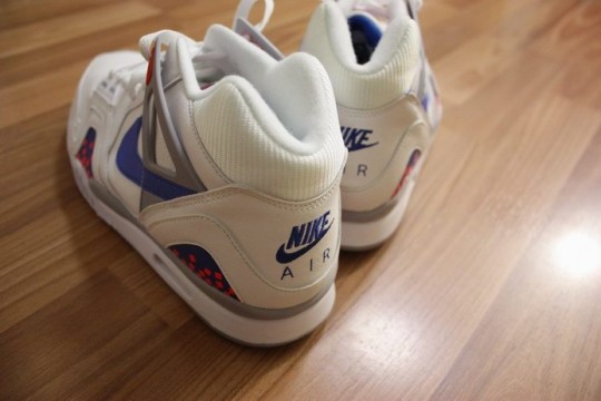 Nike-Air-Tech-Challenge-II-White-Blue-Infrared-4-540x360