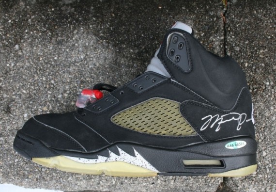 air-jordan-5-black-metallic-signed-04-570x396
