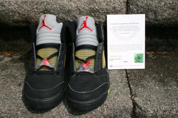 air-jordan-5-black-metallic-signed-08-570x379