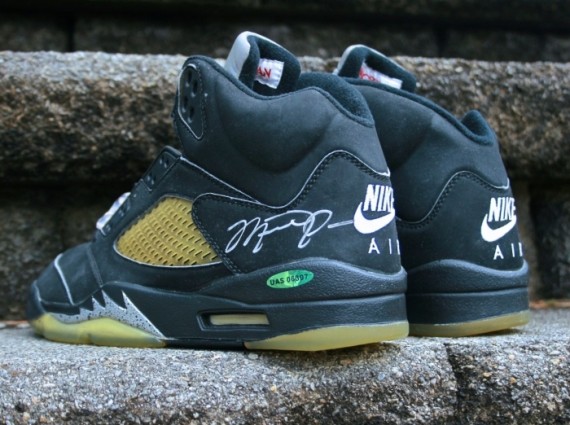 air-jordan-5-black-metallic-signed-570x425