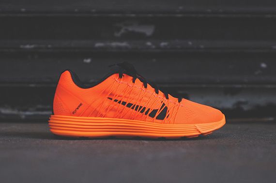 nike-lunaracer+-total orange