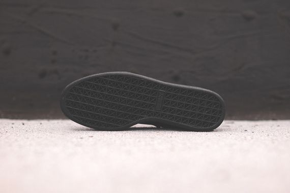 puma-suede-blackout_02