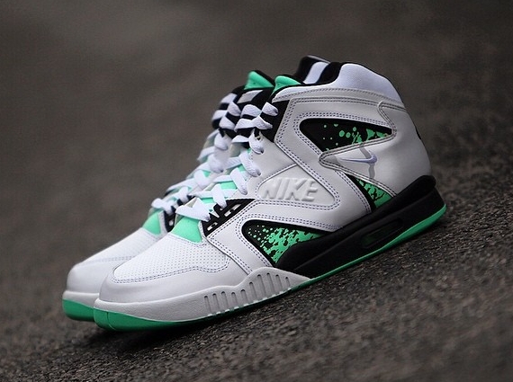 air-tech-challenge-hybrid-white-grey-green-glow-02