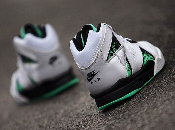 air-tech-challenge-hybrid-white-grey-green-glow-03