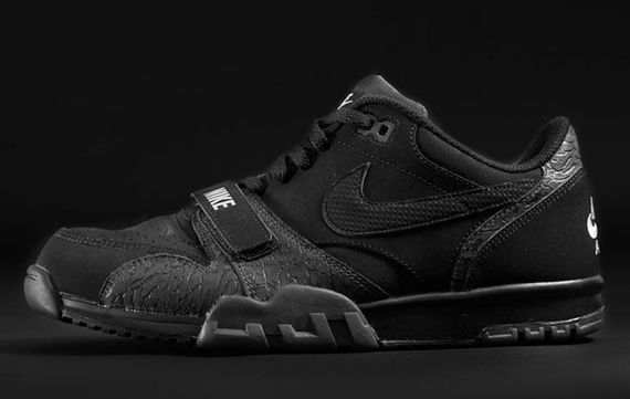 nike-adidas-foot locker-all black everything_02
