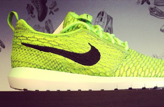 nike-flyknit-roshe-run-volt