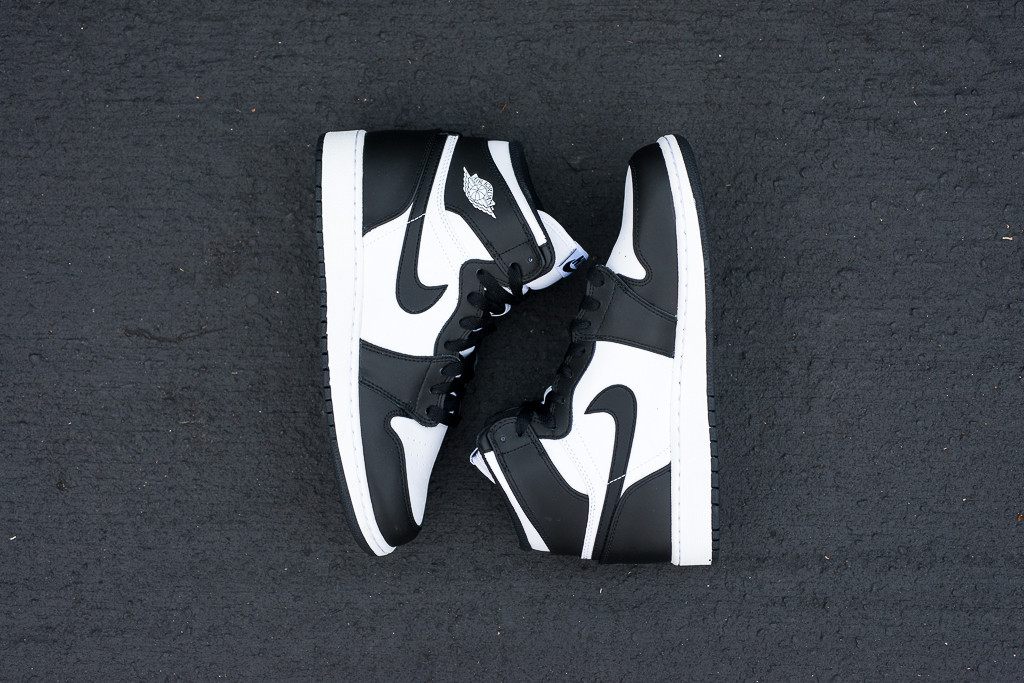 air-jordan-i-1-retro-high-og-black-white-1