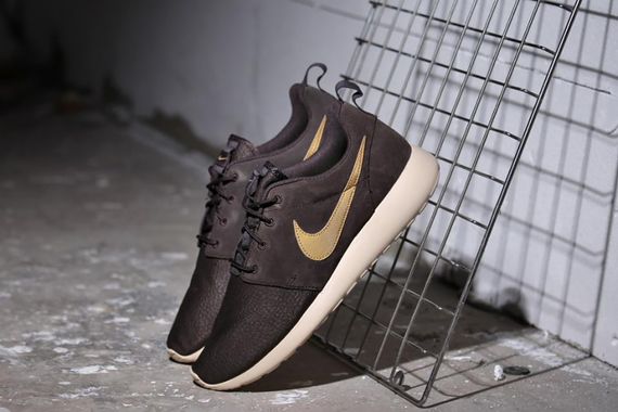 nike-roshe run suede-velv brn