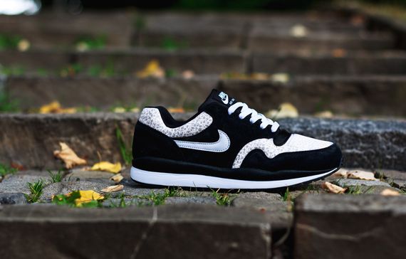 nike-air safari-black-white-grey