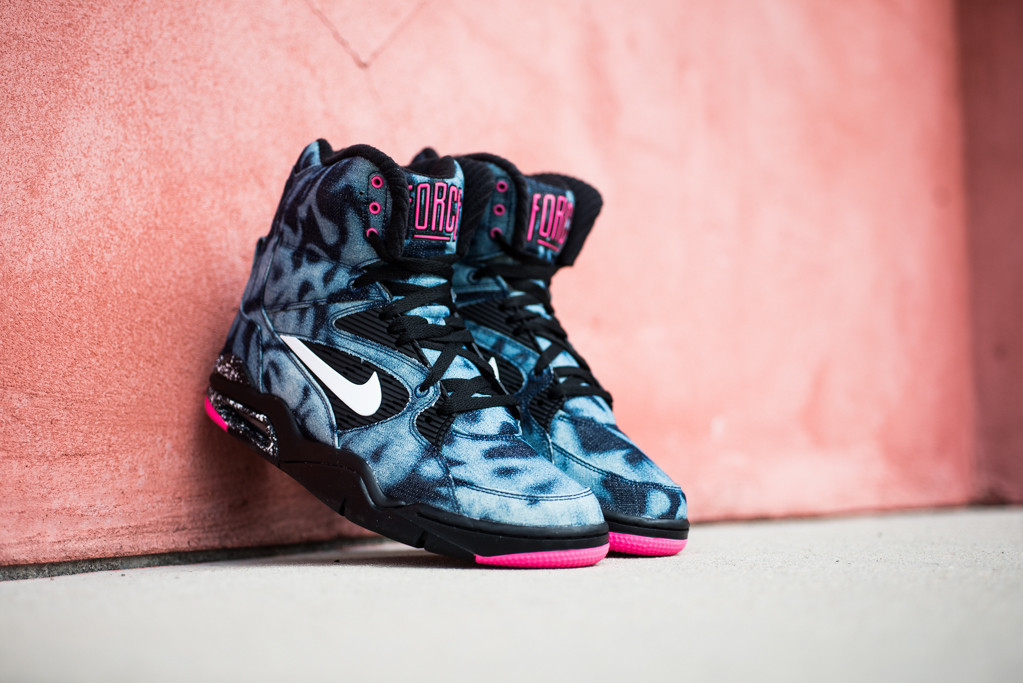nike_air_command_force_denim_sneaker_politics_6_16518478-ba6c-4105-a87f-2d3feaaa30cf_1024x1024