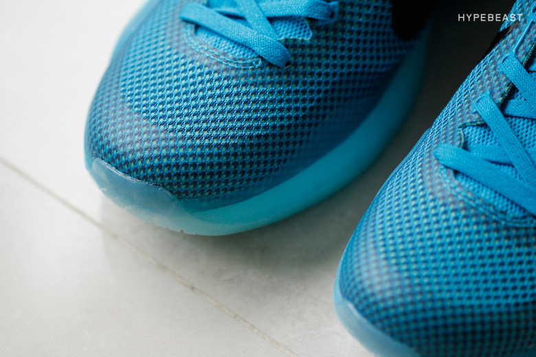 kobe-x-5-am-flight-on-feet-2