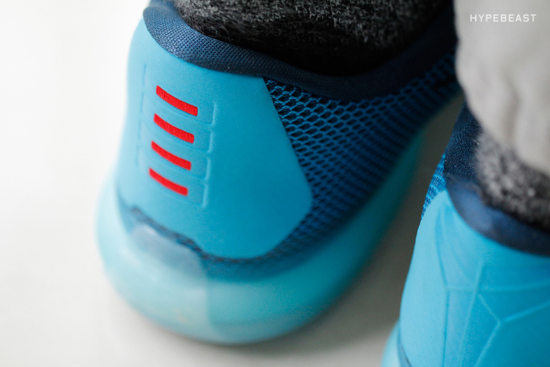 kobe-x-5-am-flight-on-feet-7