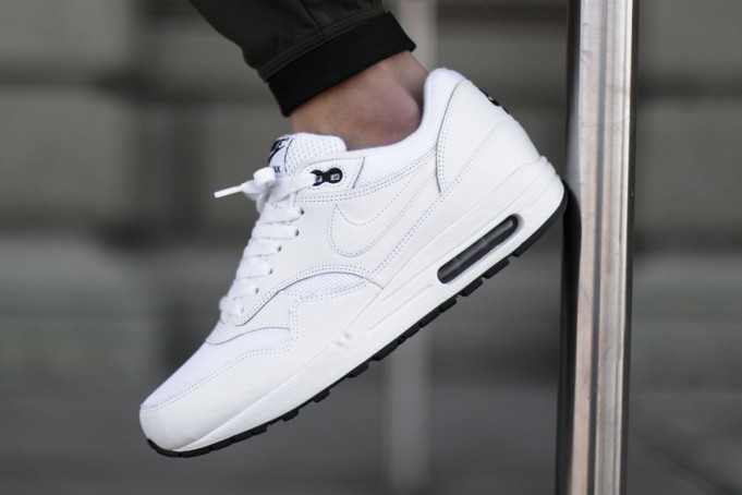 nike-air-max-1-essential-white-black-681x454