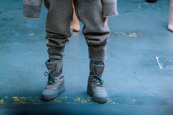 yeezy season 1 pricing-logo_08