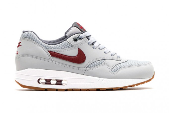 nike-air-max-1-essential-wolf-grey-team-red-681x454