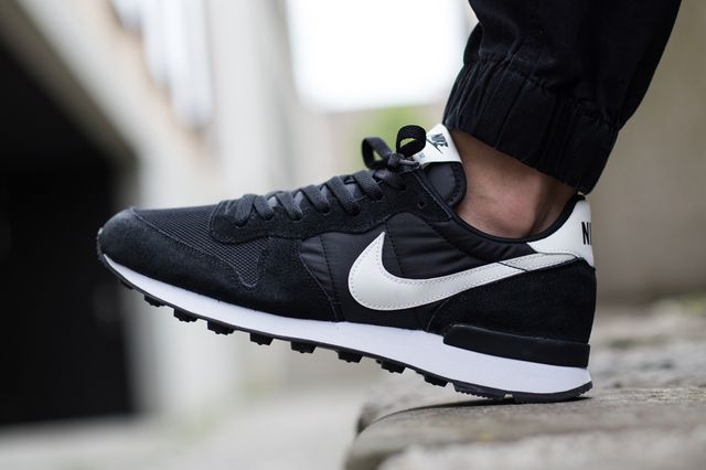 nike-internationalist-black-white