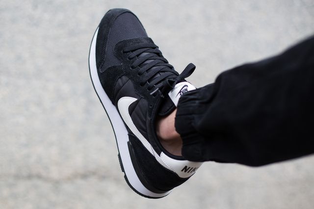 nike-internationalist-black-white_03