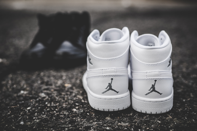 air-jordan-1-essentials-bumper-2