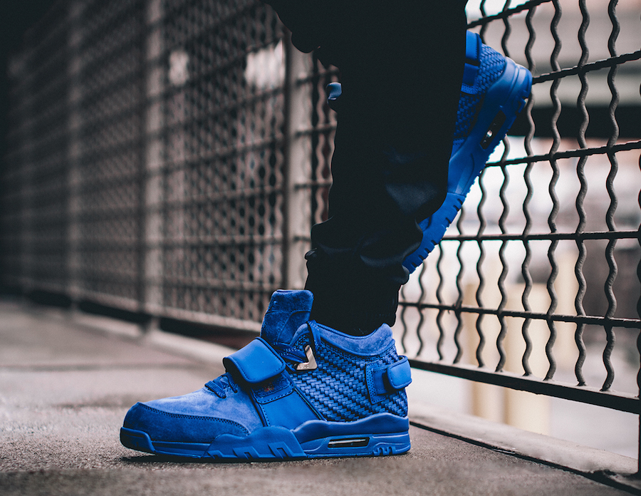 rush-blue-nike-air-trainer-cruz-on-feet-1