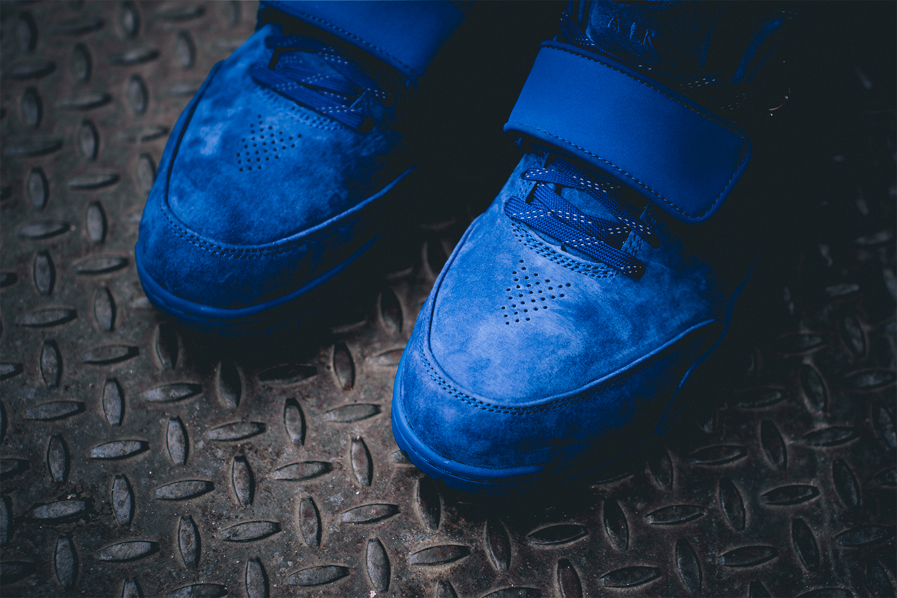 rush-blue-nike-air-trainer-cruz-on-feet-3