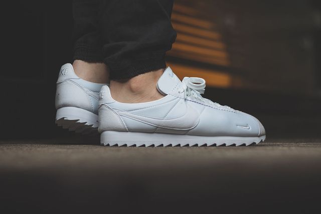 nike-classic cortez shark-all white