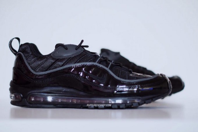 supreme-nike-air-max-98-black-1-681x454