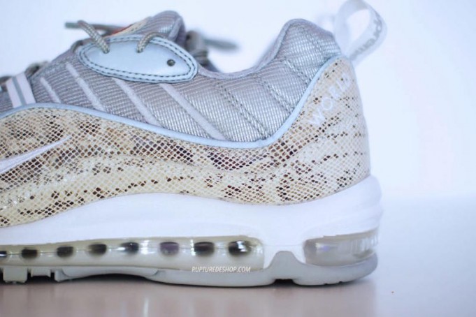 supreme-nike-air-max-98-snakeskin-5-681x454