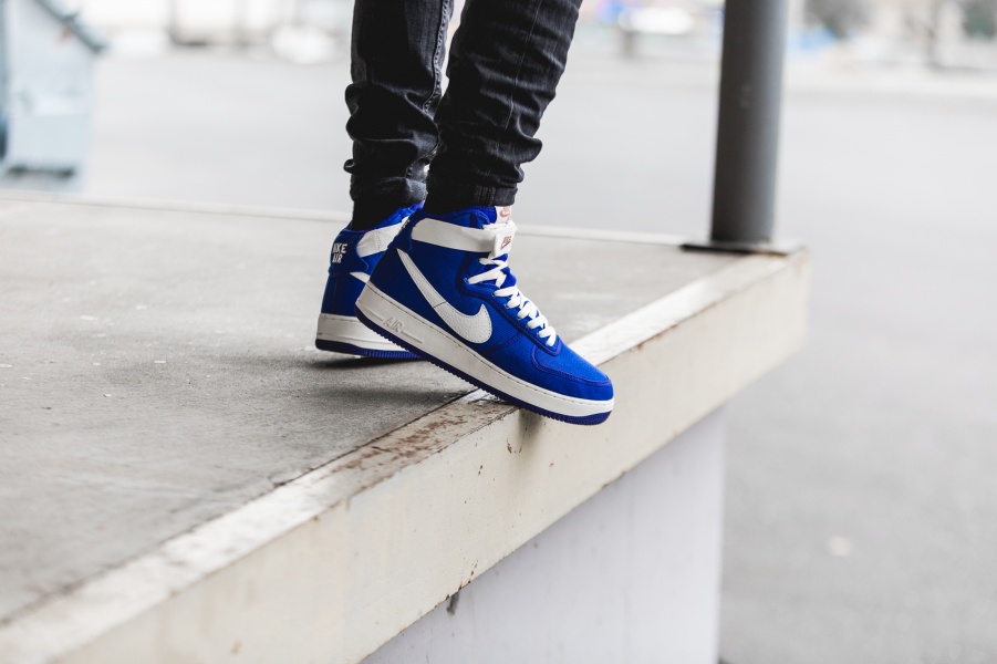 nike-air-force-1-high-retro-blue-white-832747-400-mood-1