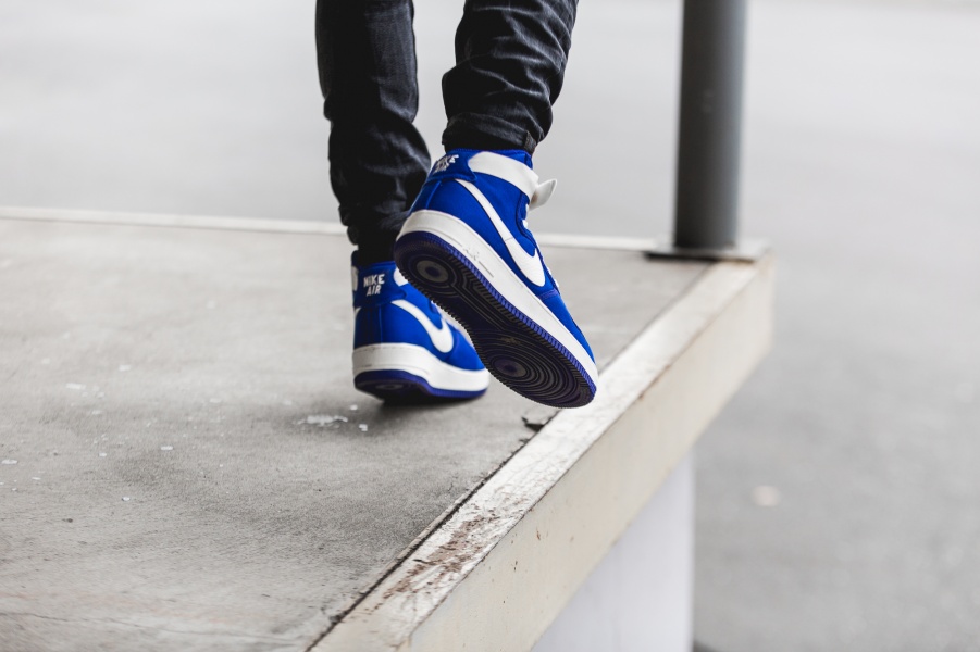 nike-air-force-1-high-retro-blue-white-832747-400-mood-2
