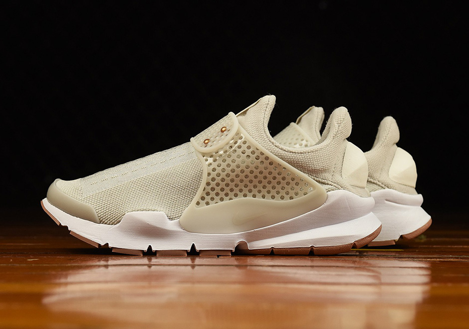 nike-wmns-sock-dart-light-bone-1
