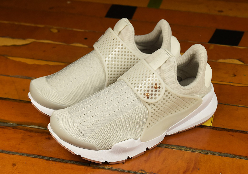 nike-wmns-sock-dart-light-bone-2