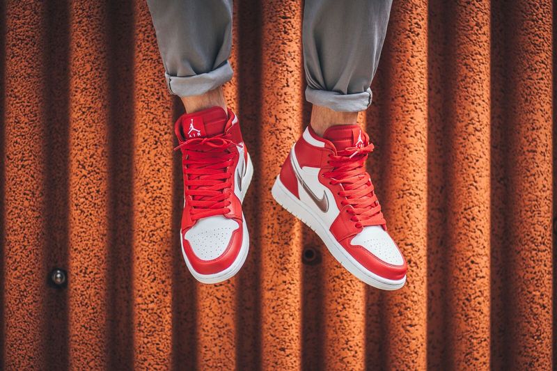 air-jordan-1-high-gym-red-metallic-silver_02