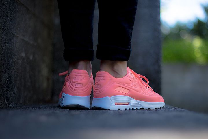 nike-air-max-90-plush-atomic-pink_03