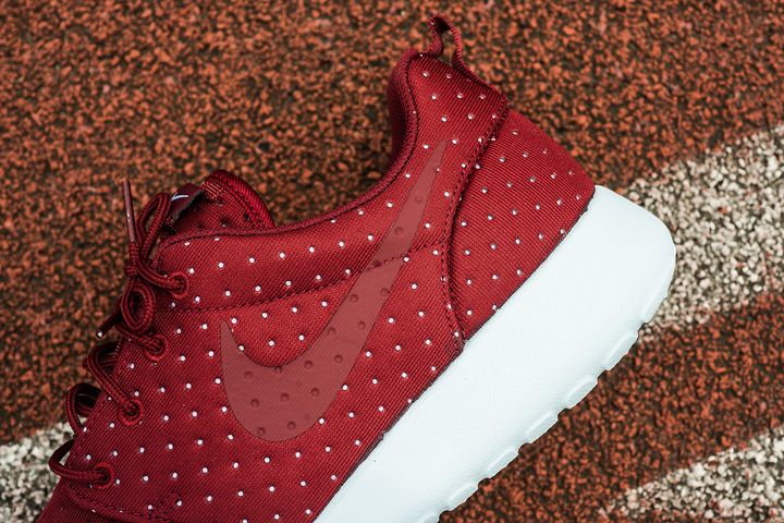 Nike-Roshe-One-SE-Pin-Dot-3
