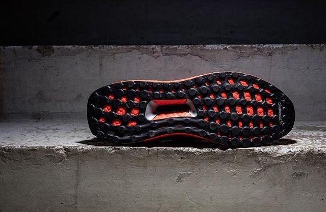 adidas-ultra-boost-black-red_03