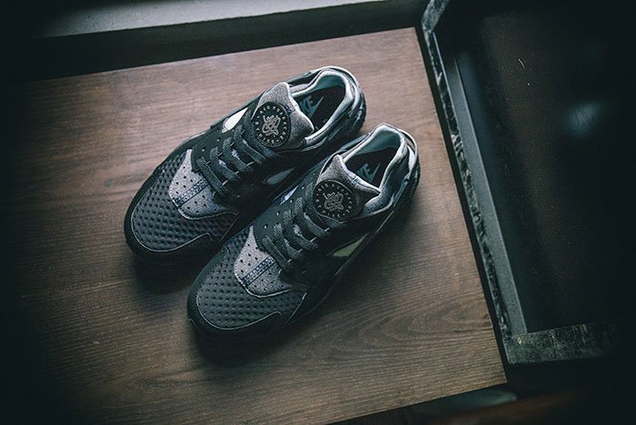 nike-air-huarache-se-black-grey-3