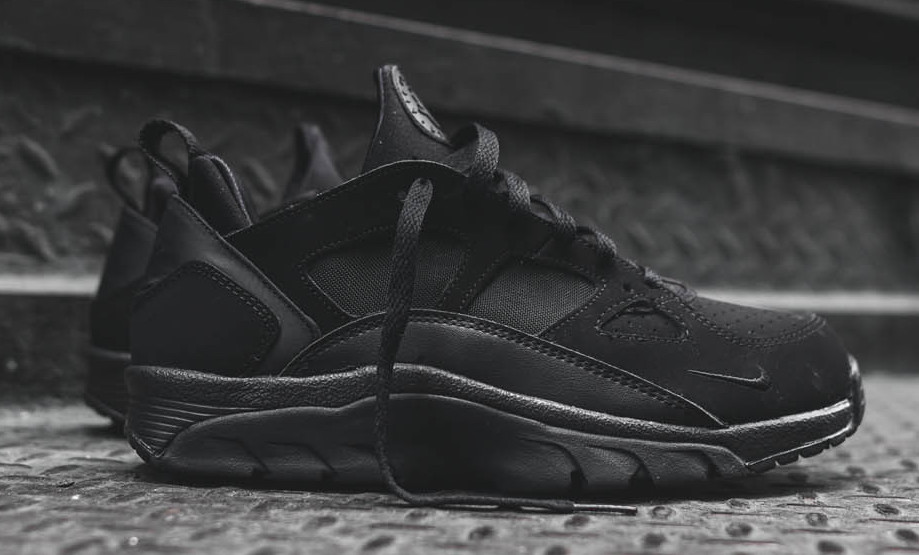 nike-air-trainer-huarache-low-triple-black-1