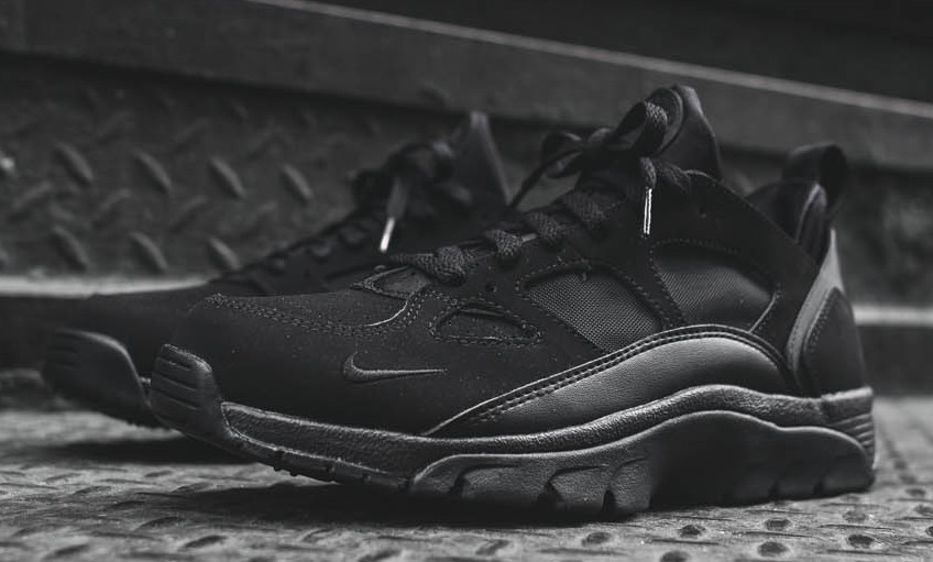nike-air-trainer-huarache-low-triple-black-2