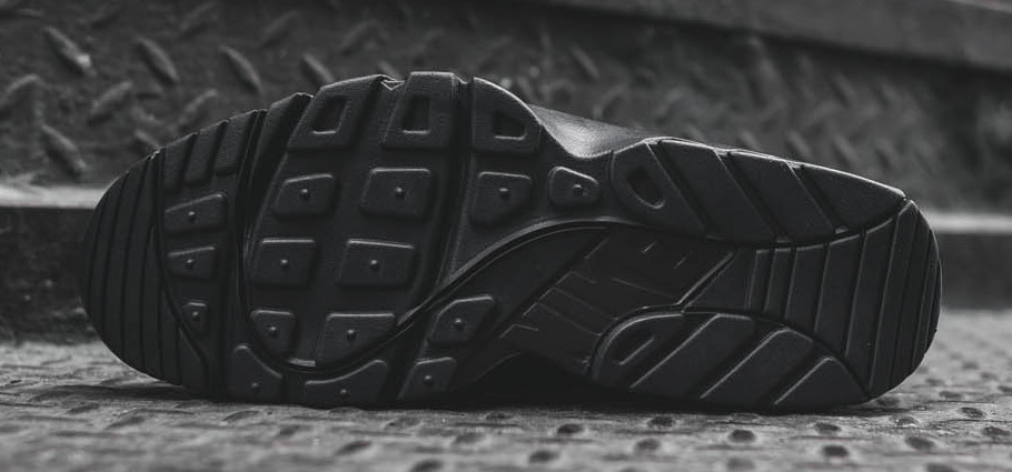 nike-air-trainer-huarache-low-triple-black-5