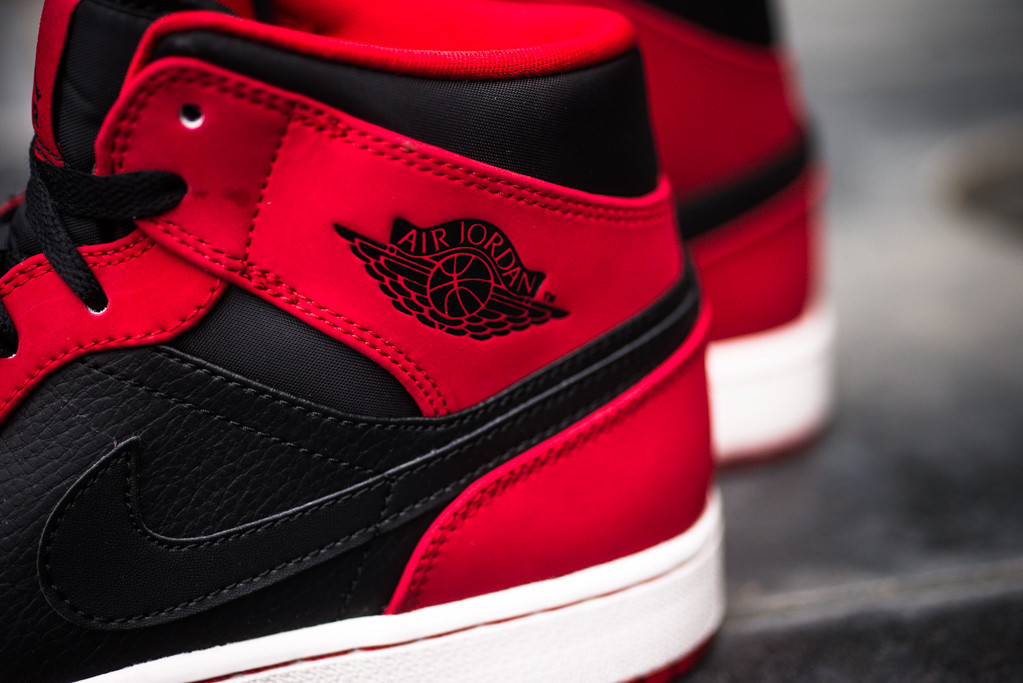 Steal: Air Jordan 1 Mid – Black – Red