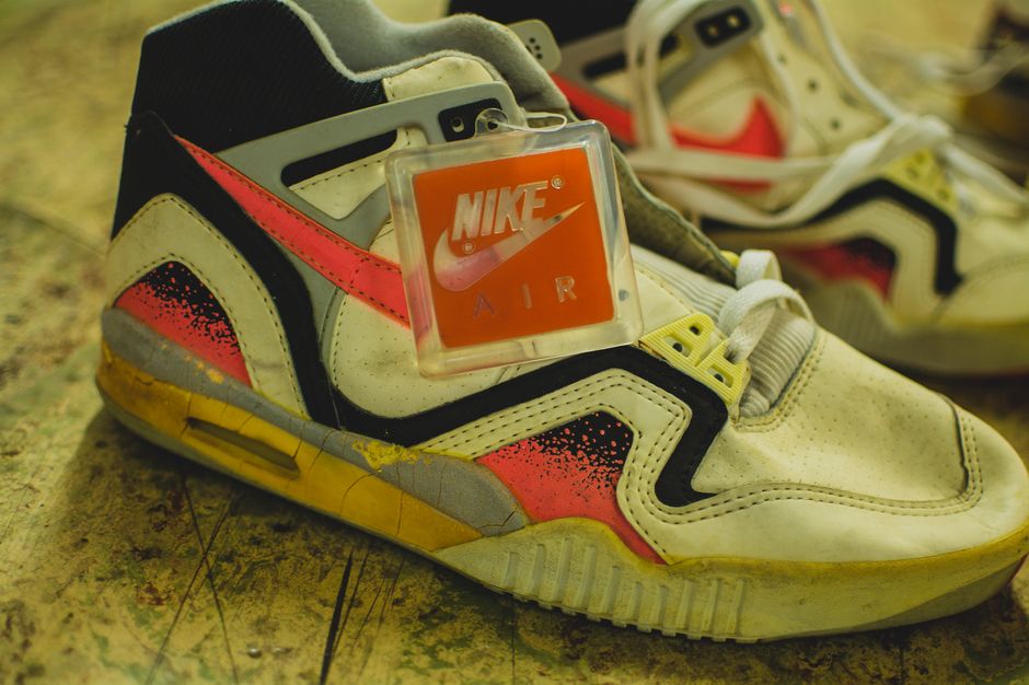 modern-notoriety-vintage-shoes-sneakers-digging-secret-undisclosed-rare-old-nike-air-adidas-reebok-fila-display_152