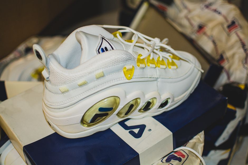 modern-notoriety-vintage-shoes-sneakers-digging-secret-undisclosed-rare-old-nike-air-adidas-reebok-fila-display_170